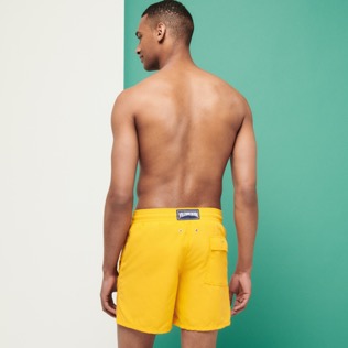 男款 Others 纯色 - 男士纯色泳裤, Yellow 背面穿戴视图