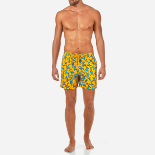 Homme Classique Moorea Imprimé - Maillot de bain Danse du Feu, Curcuma frontworn Homme Classique Moorea Imprimé - Maillot de bain Danse du Feu, Curcuma frontworn