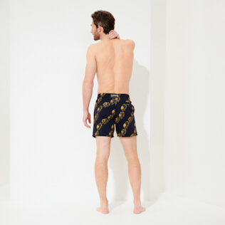 Homme CLASSIQUE Brodé - Maillot de bain Homme Brodé Elephants Dance - Édition Limitée, Bleu marine backworn Homme CLASSIQUE Brodé - Maillot de bain Homme Brodé Elephants Dance - Édition Limitée, Bleu marine backworn