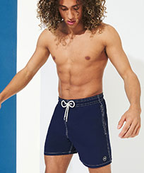 男款 Classic 纯色 - 男士纯色泳裤 - Vilebrequin x Highsnobiety, Deep blue 正面穿戴视图