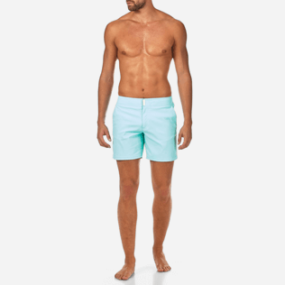 Herren Flat belts Uni - Kurze und figurbetonte Einfarbige Stretch-Badehose für Herren, Lagune Vorderseite getragene Ansicht