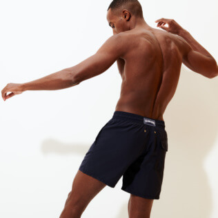 的图片 男款 Classic 纯色 - Men Swimwear Solid, Navy 背面穿戴视图 的图片 男款 Classic 纯色 - Men Swimwear Solid, Navy 背面穿戴视图