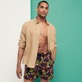 Hombre Autros Liso - Camisa de lino con tinte natural para hombre, Nuts vista frontal desgastada Hombre Autros Liso - Camisa de lino con tinte natural para hombre, Nuts vista frontal desgastada
