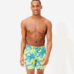 Photo de Homme CLASSIQUE Imprimé - Maillot de bain homme 2014 Poulpes, Citron vue portée de face Photo de Homme CLASSIQUE Imprimé - Maillot de bain homme 2014 Poulpes, Citron vue portée de face