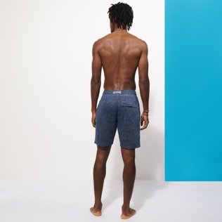 Photo de Homme AUTRES Uni - Bermuda Unisexe en Lin, Bleu marine chine vue portée de dos Photo de Homme AUTRES Uni - Bermuda Unisexe en Lin, Bleu marine chine vue portée de dos