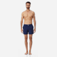 Herren Flat belts Uni - Kurze und figurbetonte Einfarbige Stretch-Badehose für Herren, Marineblau Details Ansicht 3