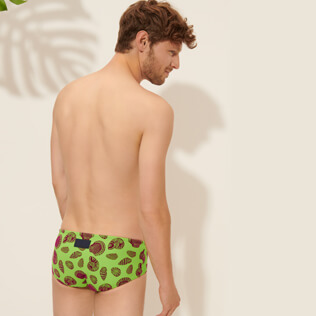 Hombre 007 Estampado - Bañador slip ajustado con estampado Shell Game para hombre, Verde fluorescente backworn Hombre 007 Estampado - Bañador slip ajustado con estampado Shell Game para hombre, Verde fluorescente backworn