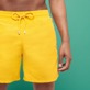Bañador de color liso para hombre Yellow detalles vista 1