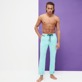 Uomo Altri Unita - Pantalone uomo in cotone e lino elasticizzato comfort tinta unita, Laguna vista frontale indossata
