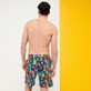 男款 Long classic 印制 - 男士 Multicolore Medusa 长款泳裤, Navy 背面穿戴视图