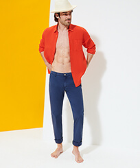 Uomo Altri Unita - Pantaloni chino uomo ultraleggeri, Blu marine vista frontale indossata