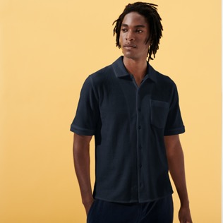 Uomo Altri Unita - Camicia bowling unisex in spugna jacquard, Blu marine vista frontale indossata
