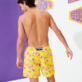 男款 Classic 印制 - 男士 1983 Crevettes et Poissons 泳裤, Lemon 背面穿戴视图