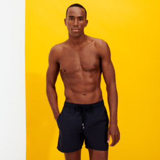 的图片 男款 Classic 纯色 - Men Swimwear Solid, Navy 正面穿戴视图 的图片 男款 Classic 纯色 - Men Swimwear Solid, Navy 正面穿戴视图
