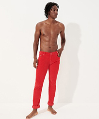 Pantaloni uomo in velluto 5 tasche regular fit Rosso carminio vista frontale indossata