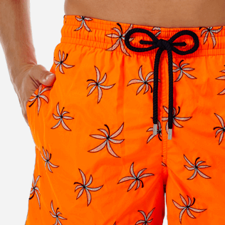 Herren Bestickte Bestickt - Ultraleichte und verstaubare Palm Beach Badehose mit Stickarbeiten für Herren – Limitierte Serie, Neon orange supp1 Herren Bestickte Bestickt - Ultraleichte und verstaubare Palm Beach Badehose mit Stickarbeiten für Herren – Limitierte Serie, Neon orange supp1