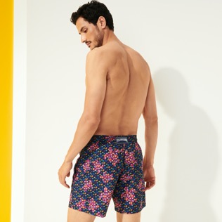 Imagen de Hombre Clásico Estampado - Bañador con estampado Micro Macro Ronde Des Tortues para hombre, Azul marino vista trasera desgastada Imagen de Hombre Clásico Estampado - Bañador con estampado Micro Macro Ronde Des Tortues para hombre, Azul marino vista trasera desgastada