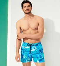 Herren Klassische Strech Bedruckt - Patchwork Shooting Badeshorts mit Stretch für Herren, Aquamarin blau Vorderseite getragene Ansicht
