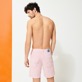 Bermudashorts aus Cord im 5-Taschen-Design für Herren Pastel pink Rückansicht getragen