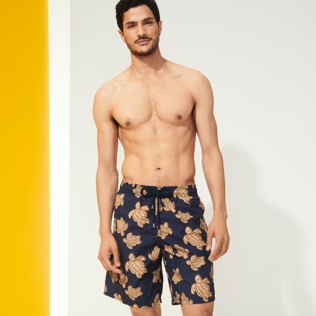 Bild von Herren Klassische lange Bedruckt - Lange Sand Turtles Badeshorts für Herren, Marineblau Vorderseite getragene Ansicht Bild von Herren Klassische lange Bedruckt - Lange Sand Turtles Badeshorts für Herren, Marineblau Vorderseite getragene Ansicht