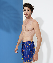 男款 Classic 绣 - Men Swimwear Embroidered Giaco Elephant - Limited Edition, Batik blue 正面穿戴视图