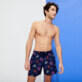 Uomo Classico Stampato - Costume da bagno uomo Ronde des Tortues Indies, Blu marine frontworn Uomo Classico Stampato - Costume da bagno uomo Ronde des Tortues Indies, Blu marine frontworn