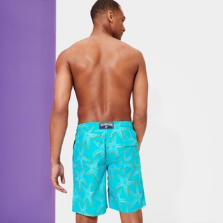 Photo de Homme CLASSIQUE LONG Imprimé - Maillot de bain homme Long 1997 Starlettes, Bleu ming vue portée de dos Photo de Homme CLASSIQUE LONG Imprimé - Maillot de bain homme Long 1997 Starlettes, Bleu ming vue portée de dos