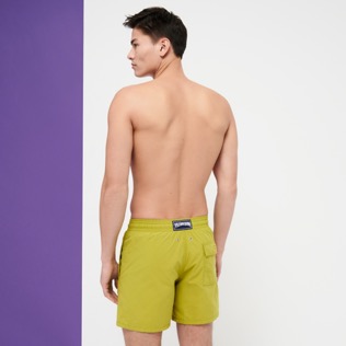 男款 Classic 纯色 - 男士纯色泳裤, Matcha 背面穿戴视图