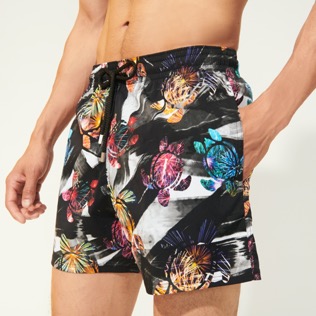 的图片 男款 Stretch classic 印制 - 男士 Ronde Des Tortues Fireworks 弹力泳装, Black 细节视图1 的图片 男款 Stretch classic 印制 - 男士 Ronde Des Tortues Fireworks 弹力泳装, Black 细节视图1