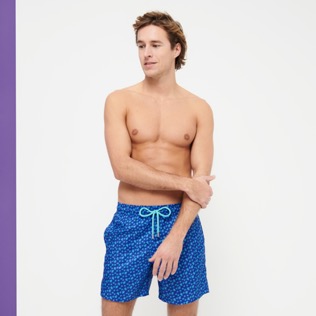 男款 Ultra-light classique 印制 - Men Swimwear Ultra-light and packable Micro Ronde Des Tortues, Sea blue 正面穿戴视图