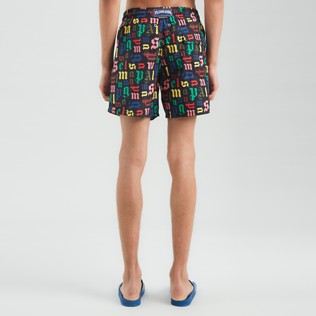 Photo de Homme CLASSIQUE Imprimé - Maillot de bain homme classique Palm Angels Monogram- Vilebrequin x Palm Angels, Noir vue portée de dos Photo de Homme CLASSIQUE Imprimé - Maillot de bain homme classique Palm Angels Monogram- Vilebrequin x Palm Angels, Noir vue portée de dos