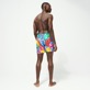 Homme CLASSIQUE Imprimé - Maillot de bain homme Faces In Places - Vilebrequin x Kenny Scharf, Multicolore vue portée de dos