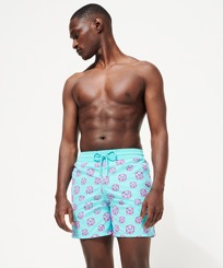 男士 Nola 泳裤 - Vilebrequin x John M Armleder 合作款 Lazulii blue 正面穿戴视图