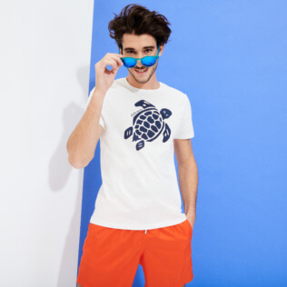 Uomo Altri Stampato - Men Organic Cotton T-Shirt Turtle Team, Gesso frontworn Uomo Altri Stampato - Men Organic Cotton T-Shirt Turtle Team, Gesso frontworn