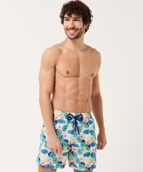 Uomo Classico ultraleggero Stampato - Men Swimwear Ultra-light and packable Urchins & Fishes, Bianco vista frontale indossata