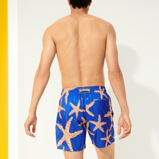 Bild von Herren Klassische dünne Stoffe Bedruckt - Ultraleichte und verstaubare Sand Starlettes Badeshorts für Herren, Sea blue Rückansicht getragen Bild von Herren Klassische dünne Stoffe Bedruckt - Ultraleichte und verstaubare Sand Starlettes Badeshorts für Herren, Sea blue Rückansicht getragen