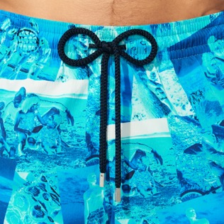 Photo de Homme CLASSIQUE STRETCH Imprimé - Maillot de bain court stretch homme Patchwork Shooting, Azur vue de détail 1 Photo de Homme CLASSIQUE STRETCH Imprimé - Maillot de bain court stretch homme Patchwork Shooting, Azur vue de détail 1