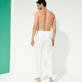 Bild von Herren Andere Bedruckt - Solid Jogginghose aus Baumwolle für Herren, Off white Rückansicht getragen Bild von Herren Andere Bedruckt - Solid Jogginghose aus Baumwolle für Herren, Off white Rückansicht getragen