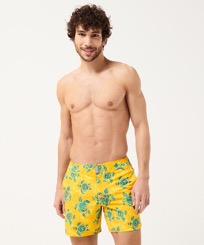 Uomo Classico stretch Stampato - Costume da bagno uomo con cintura piatta stretch Turtles Madrague, Yellow vista frontale indossata