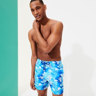 Bild von Herren Klassische dünne Stoffe Bedruckt - Ultraleichte und verstaubare 2012 Flamants Roses Badeshorts für Herren, Lagune Vorderseite getragene Ansicht Bild von Herren Klassische dünne Stoffe Bedruckt - Ultraleichte und verstaubare 2012 Flamants Roses Badeshorts für Herren, Lagune Vorderseite getragene Ansicht