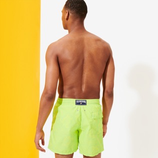 Bild von Herren Klassische Bedruckt - 2017 Tortues Hypnotiques Badeshorts für Herren, Lemongrass Rückansicht getragen Bild von Herren Klassische Bedruckt - 2017 Tortues Hypnotiques Badeshorts für Herren, Lemongrass Rückansicht getragen