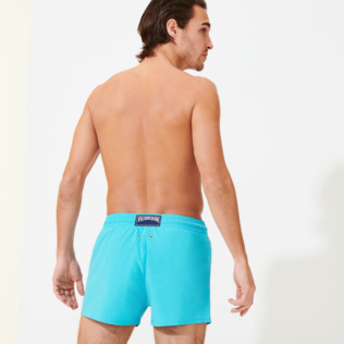 Bild von Herren Andere Uni - Kurze und figurbetonte Einfarbige Stretch-Bademode für Herren, Aquamarin blau Rückansicht getragen Bild von Herren Andere Uni - Kurze und figurbetonte Einfarbige Stretch-Bademode für Herren, Aquamarin blau Rückansicht getragen