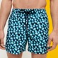 Bañador con estampado Blurred Turtles para hombre Azul marino detalles vista 2