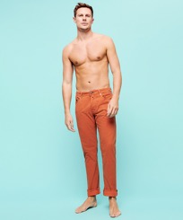 Pantaloni uomo stampati a 5 tasche Micro Dot Rust vista frontale indossata