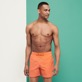 Uomo Classico stretch Unita - Costume da bagno uomo elasticizzato Micro Ronde des Tortues, Guava vista frontale indossata