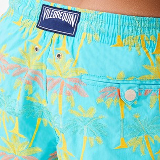 Bild von Herren Klassische Bestickt - 1990 Striped Palms Badeshorts mit Stickerei für Herren – Limited Edition, Lazulii blue Details Ansicht 2 Bild von Herren Klassische Bestickt - 1990 Striped Palms Badeshorts mit Stickerei für Herren – Limited Edition, Lazulii blue Details Ansicht 2