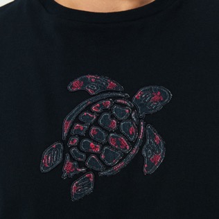 Herren Andere Bestickt - Solid T-Shirt aus Baumwolle mit aufgestickter Schildkröte für Herren, Marineblau Details Ansicht 2