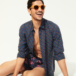 Imagen de Hombre Autros Estampado - Camisa de verano en gasa de algodón con estampado Micro Ronde Des Tortues unisex, Azul marino detalles vista 1 Imagen de Hombre Autros Estampado - Camisa de verano en gasa de algodón con estampado Micro Ronde Des Tortues unisex, Azul marino detalles vista 1
