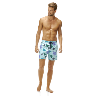 Homme Classique Moorea Brodé - Maillot de bain Mistral Broderie Tortues Multicolores All Over, Lagon frontworn Homme Classique Moorea Brodé - Maillot de bain Mistral Broderie Tortues Multicolores All Over, Lagon frontworn