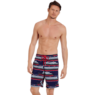 Homme CLASSIQUE LONG Imprimé - Maillot de bain Homme Long Stretch VBQ Cruise Lines, Bleu nuit frontworn Homme CLASSIQUE LONG Imprimé - Maillot de bain Homme Long Stretch VBQ Cruise Lines, Bleu nuit frontworn